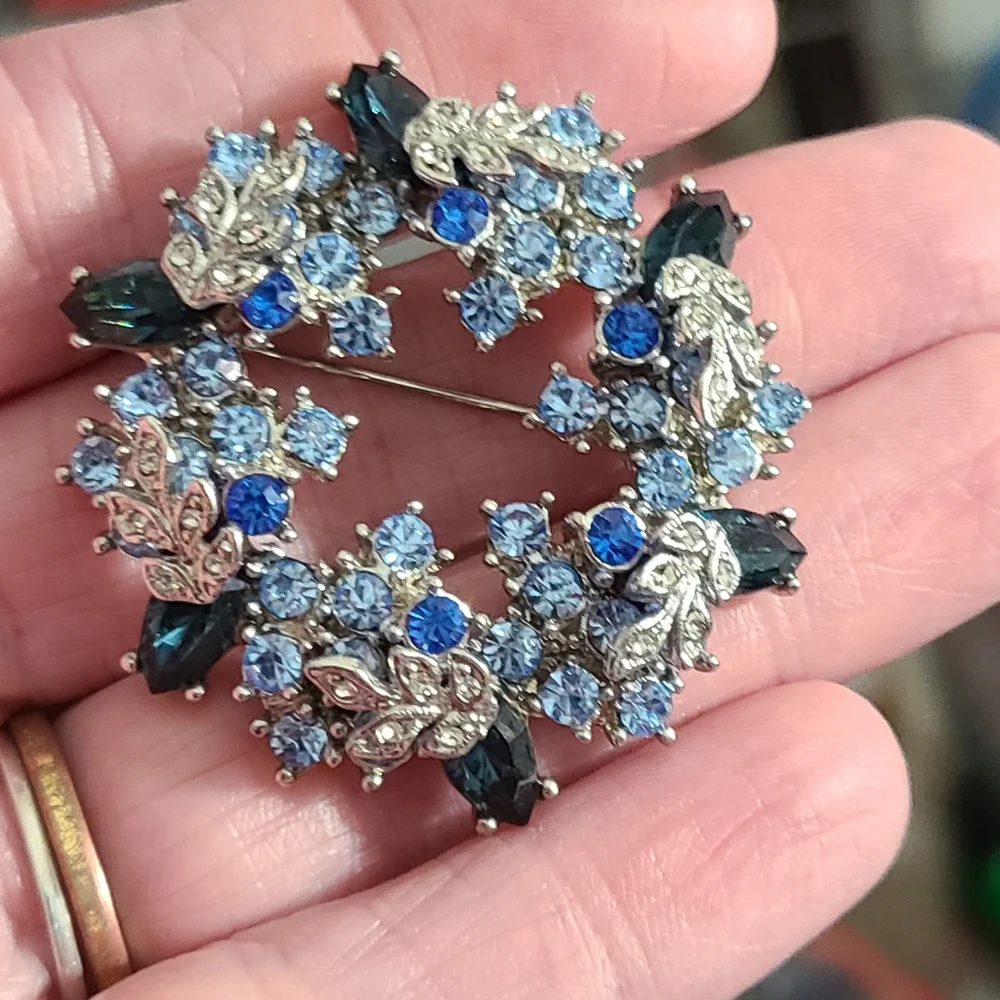 Vintage Blue Silver Rhinestone 3D Wreath Round Brooch Leafs Estate Vtg Euc - Picture 7 of 9